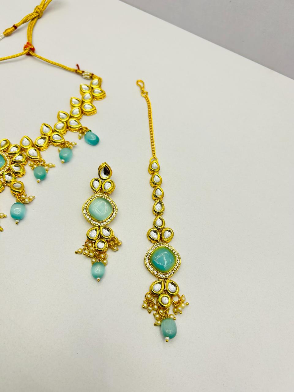 Kundan Gold Tone Stone Necklace with Earring & Mangtika