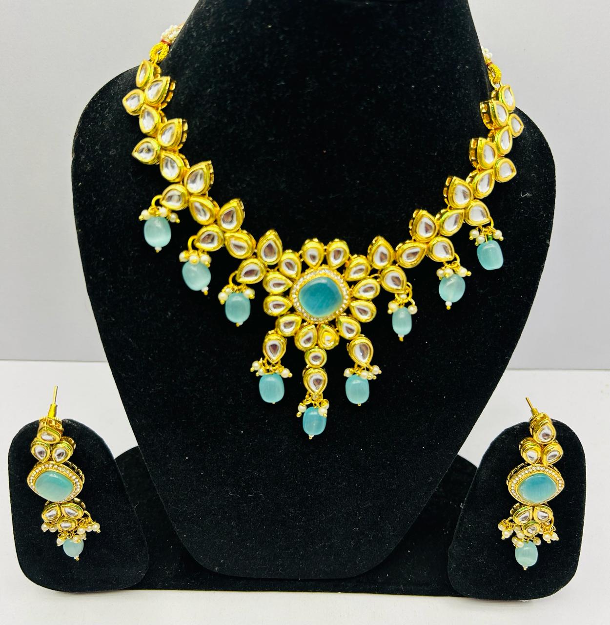 Kundan Gold Tone Stone Necklace with Earring & Mangtika