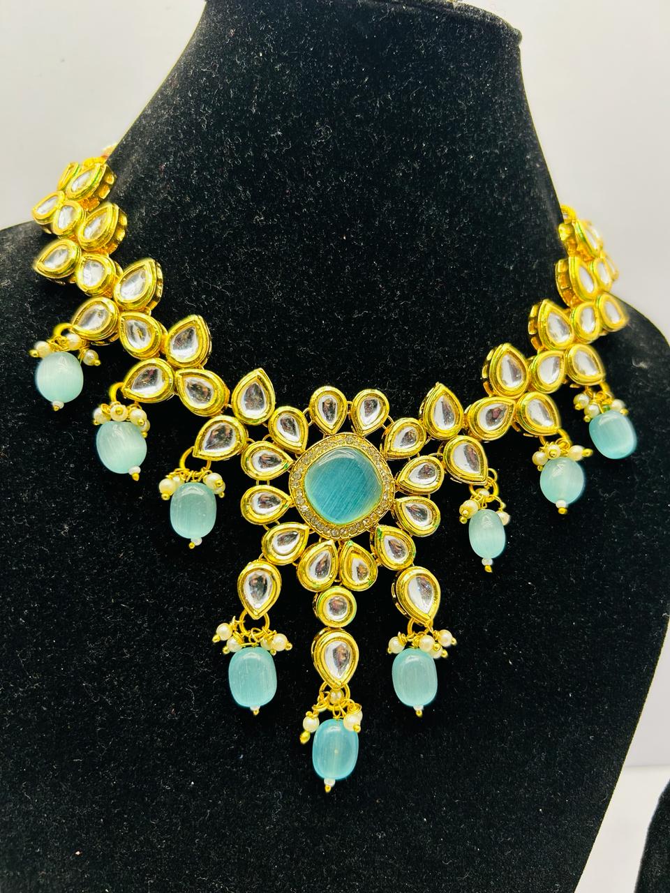 Kundan Gold Tone Stone Necklace with Earring & Mangtika