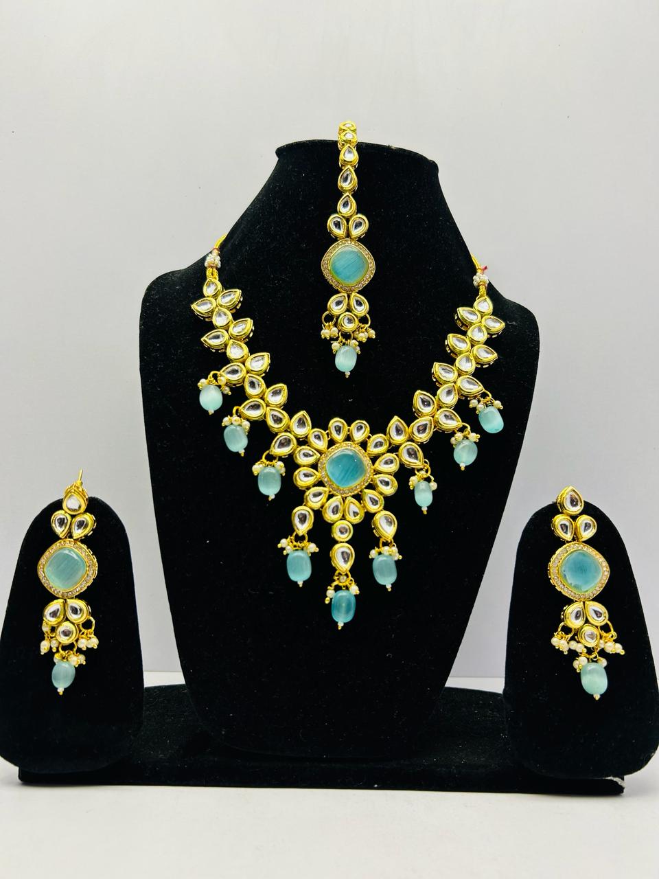 Kundan Gold Tone Stone Necklace with Earring & Mangtika