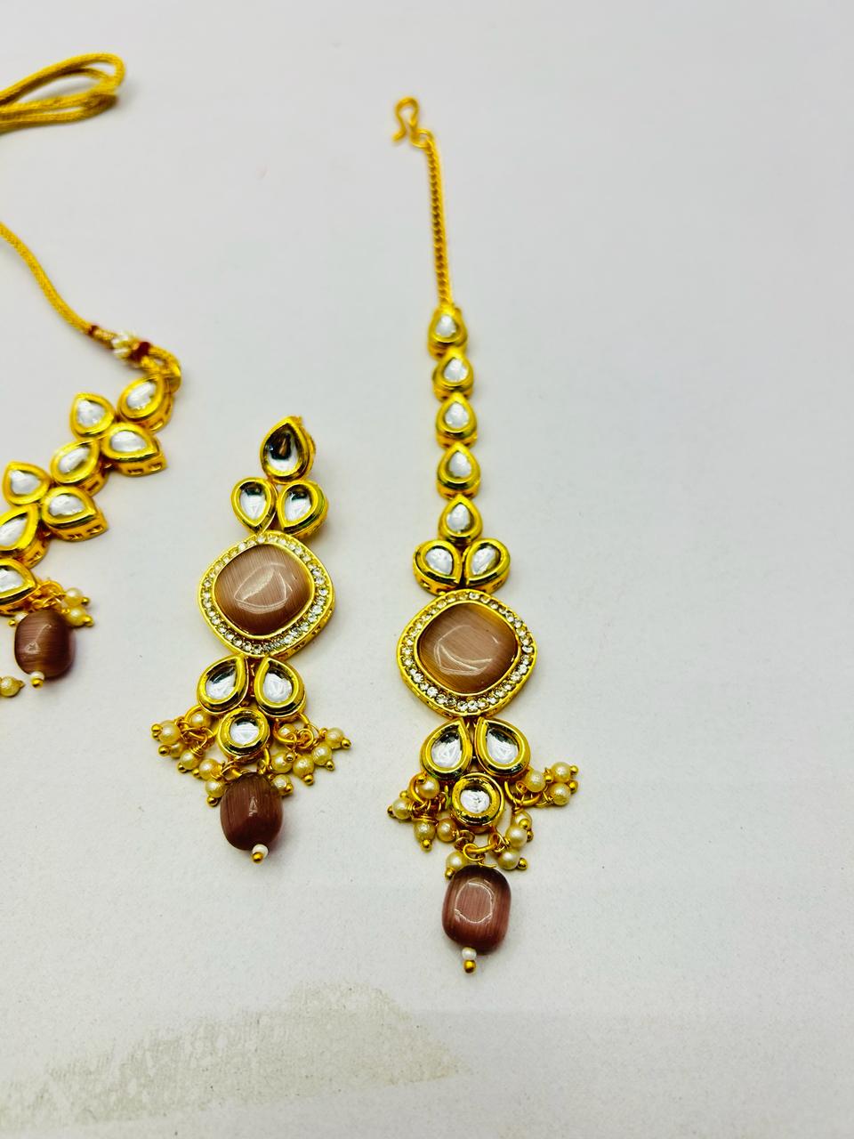 Kundan Gold Tone Stone Necklace with Earring & Mangtika