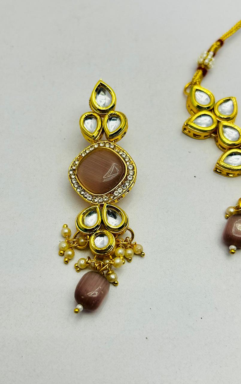 Kundan Gold Tone Stone Necklace with Earring & Mangtika