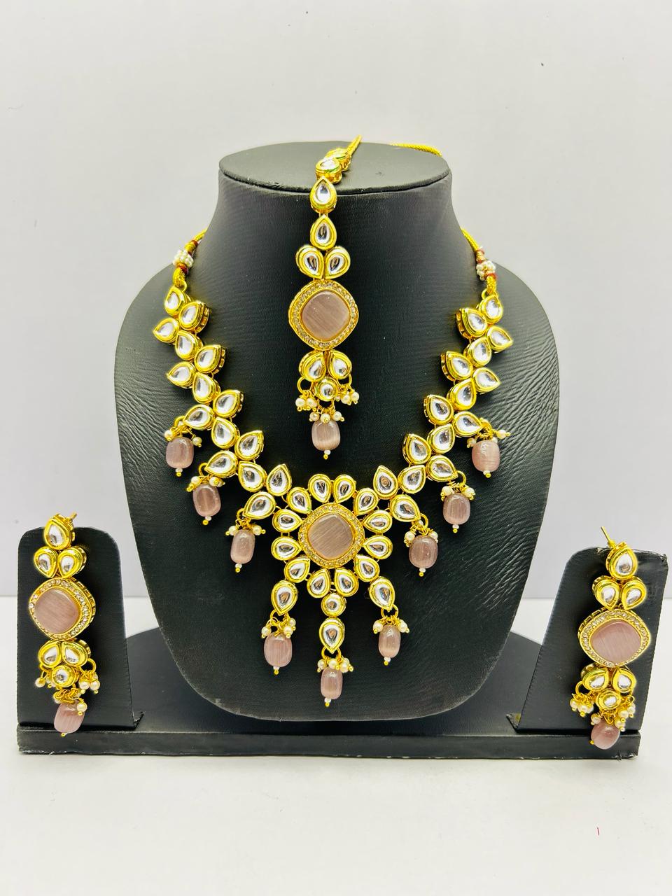 Kundan Gold Tone Stone Necklace with Earring & Mangtika