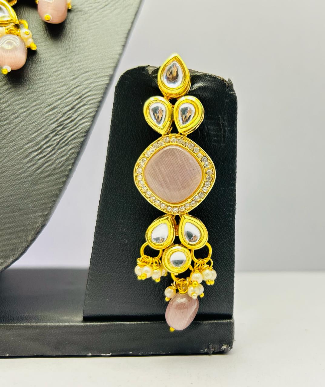 Kundan Gold Tone Stone Necklace with Earring & Mangtika