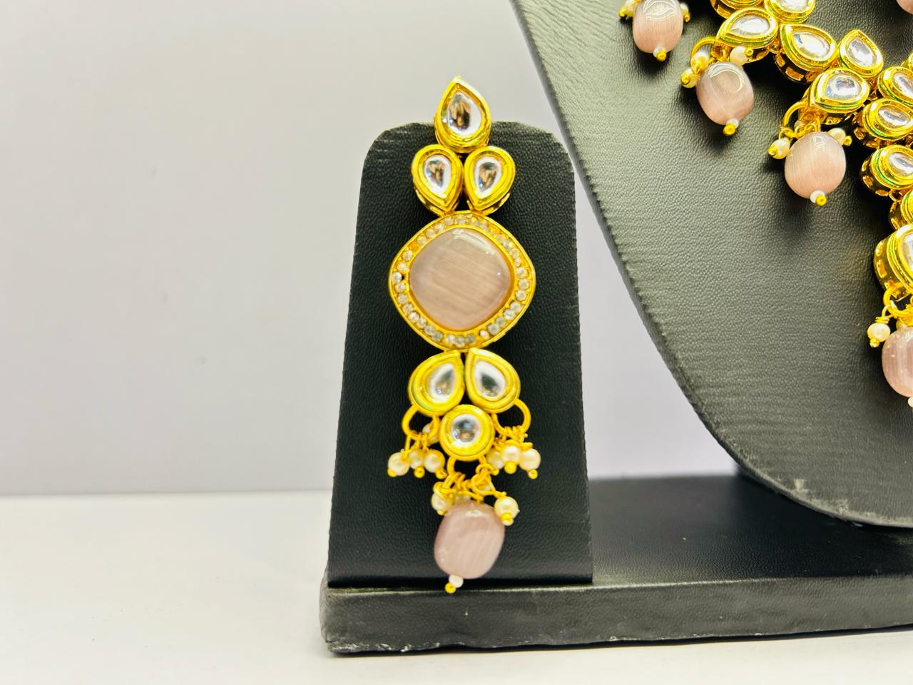 Kundan Gold Tone Stone Necklace with Earring & Mangtika