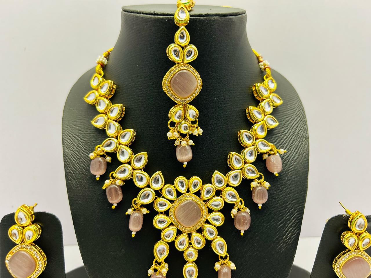 Kundan Gold Tone Stone Necklace with Earring & Mangtika