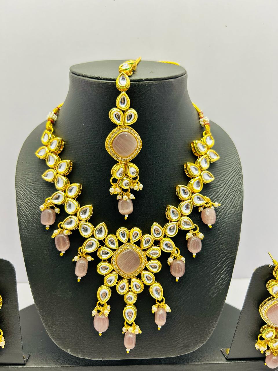 Kundan Gold Tone Stone Necklace with Earring & Mangtika