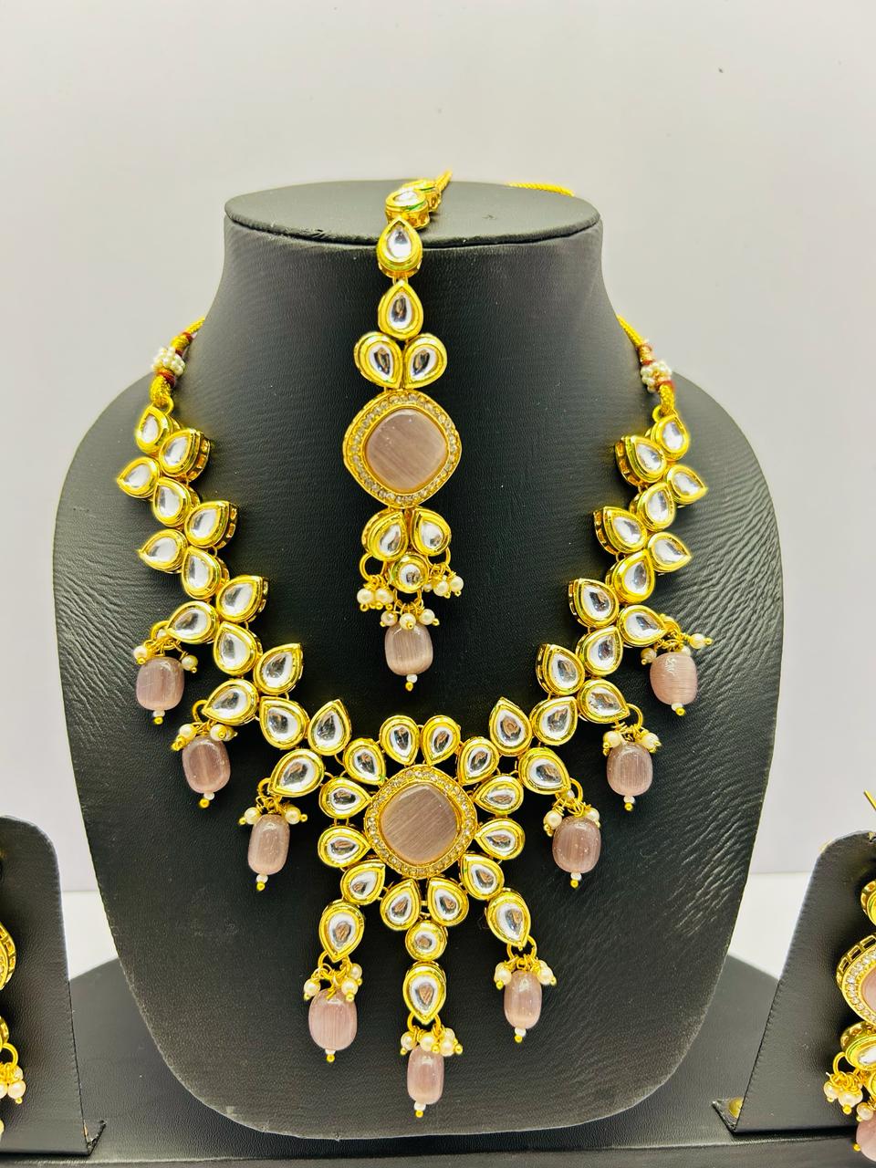 Kundan Gold Tone Stone Necklace with Earring & Mangtika